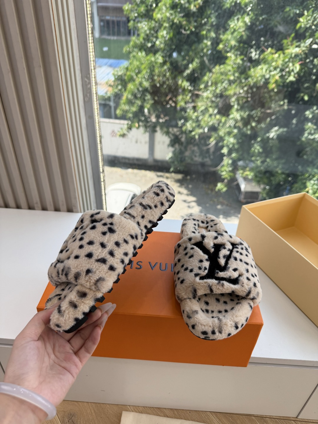 G021Louis vuitt路易威蹬lv毛毛拖 限定款居家酒店拖鞋 皮草拖鞋頂级品质🔝水貂打造!超温暖的感觉,穿上仿佛 G021Louis vuitt路易威蹬lv毛毛拖 限定款居家酒店拖鞋 皮草拖鞋頂级品质🔝水貂打造!超温暖的感觉,穿上仿佛