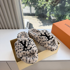 G021Louis vuitt路易威蹬lv毛毛拖 限定款居家酒店拖鞋 皮草拖鞋頂级品质🔝水貂打造!超温暖的感觉,穿上仿佛 G021Louis vuitt路易威蹬lv毛毛拖 限定款居家酒店拖鞋 皮草拖鞋頂级品质🔝水貂打造!超温暖的感觉,穿上仿佛