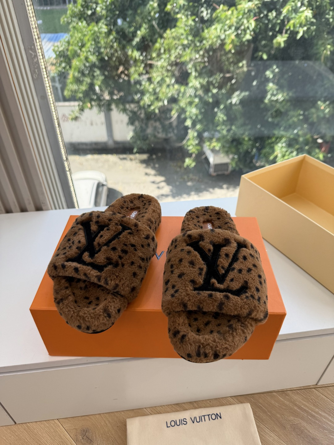 G021Louis vuitt路易威蹬lv毛毛拖 限定款居家酒店拖鞋 皮草拖鞋頂级品质🔝水貂打造!超温暖的感觉,穿上仿佛 G021Louis vuitt路易威蹬lv毛毛拖 限定款居家酒店拖鞋 皮草拖鞋頂级品质🔝水貂打造!超温暖的感觉,穿上仿佛