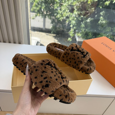 G021Louis vuitt路易威蹬lv毛毛拖 限定款居家酒店拖鞋 皮草拖鞋頂级品质🔝水貂打造!超温暖的感觉,穿上仿佛 G021Louis vuitt路易威蹬lv毛毛拖 限定款居家酒店拖鞋 皮草拖鞋頂级品质🔝水貂打造!超温暖的感觉,穿上仿佛