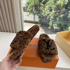 G021Louis vuitt路易威蹬lv毛毛拖 限定款居家酒店拖鞋 皮草拖鞋頂级品质🔝水貂打造!超温暖的感觉,穿上仿佛 G021Louis vuitt路易威蹬lv毛毛拖 限定款居家酒店拖鞋 皮草拖鞋頂级品质🔝水貂打造!超温暖的感觉,穿上仿佛