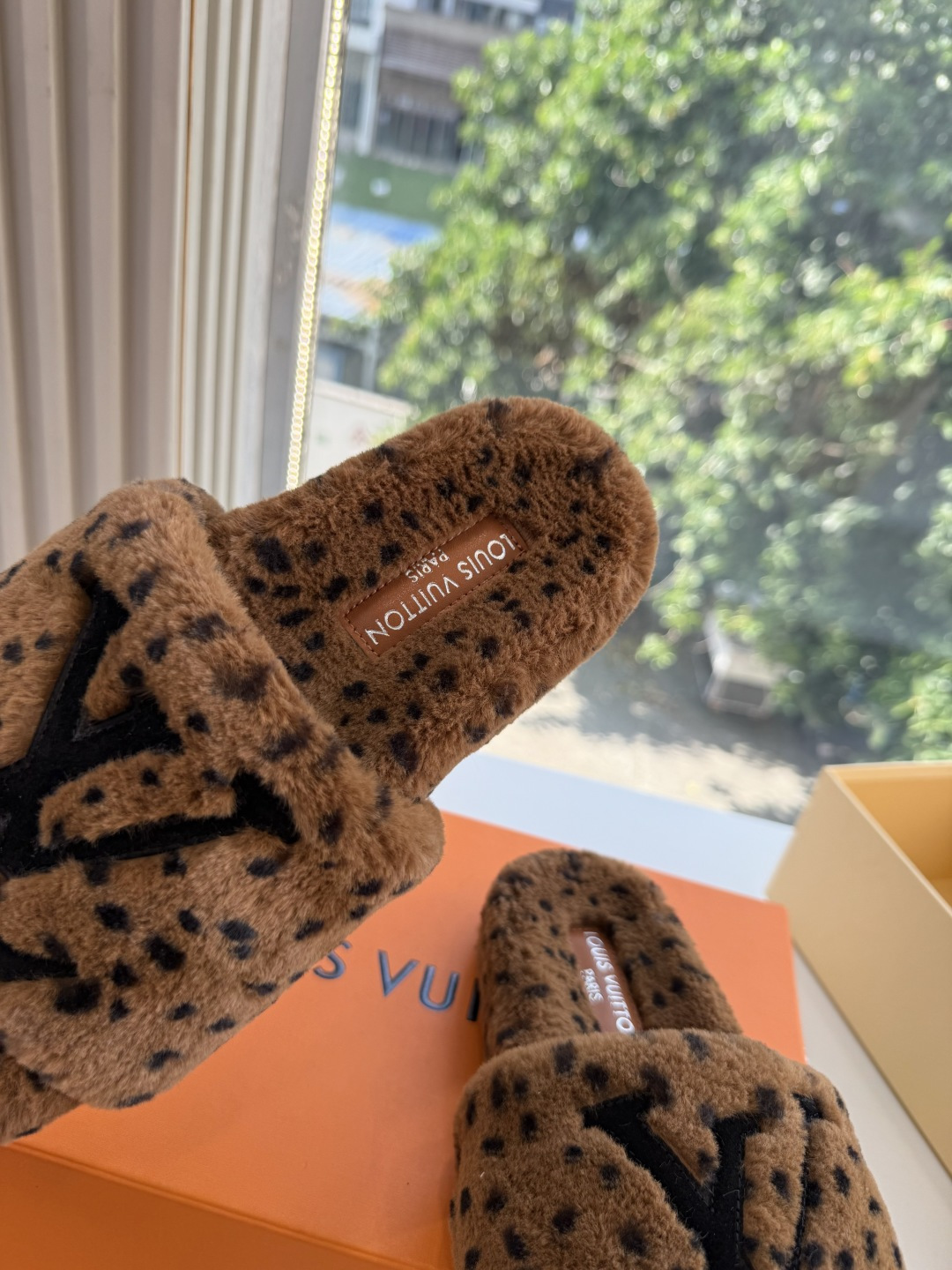 G021Louis vuitt路易威蹬lv毛毛拖 限定款居家酒店拖鞋 皮草拖鞋頂级品质🔝水貂打造!超温暖的感觉,穿上仿佛 G021Louis vuitt路易威蹬lv毛毛拖 限定款居家酒店拖鞋 皮草拖鞋頂级品质🔝水貂打造!超温暖的感觉,穿上仿佛