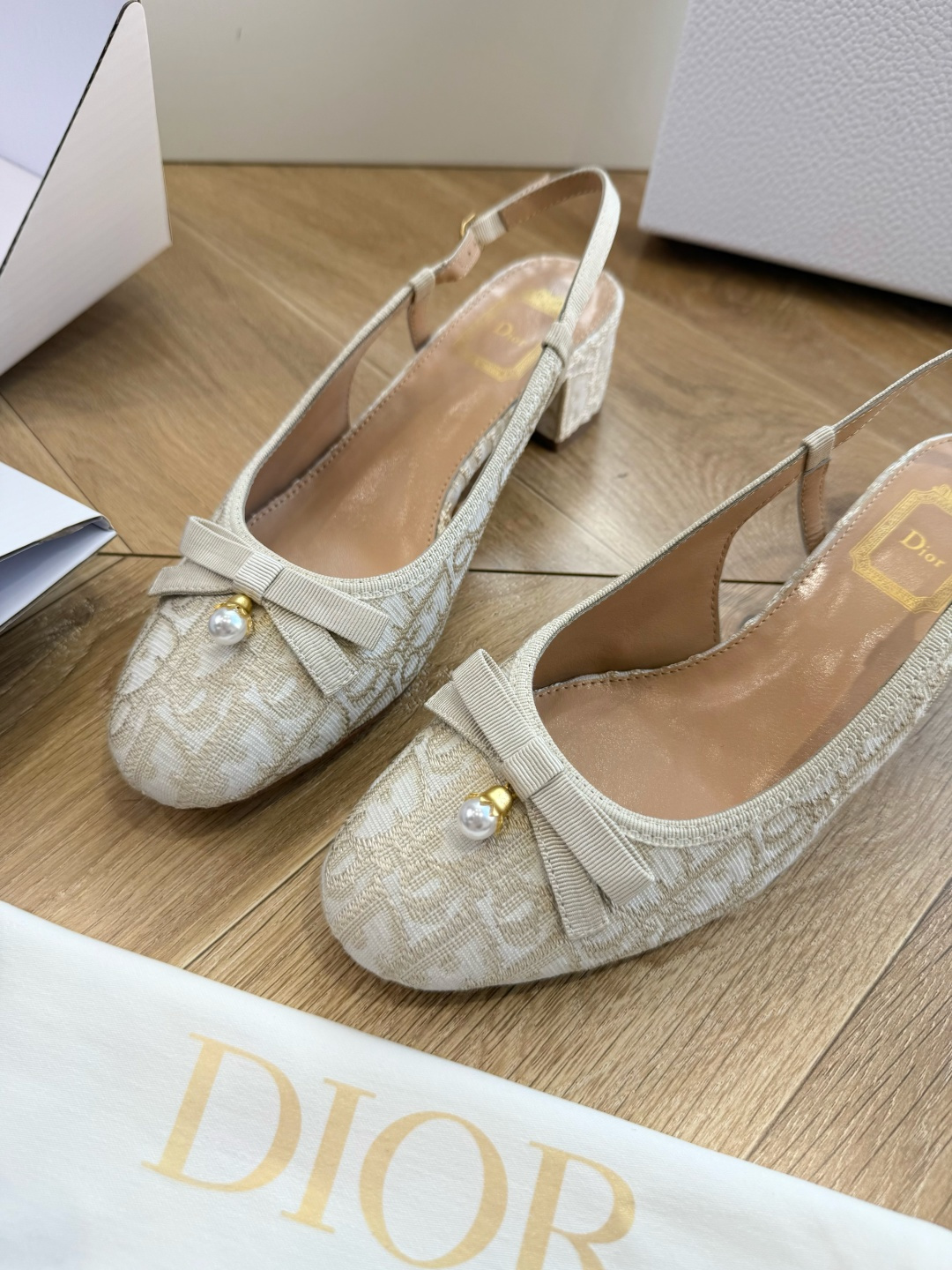 代购级G678𝐃𝐢𝐎𝐑 #迪奥新款沙滩刺绣拖鞋一眼就想要的凉鞋单鞋拖鞋简单大方‘低调奢华！ 配上醒目的Chanristi