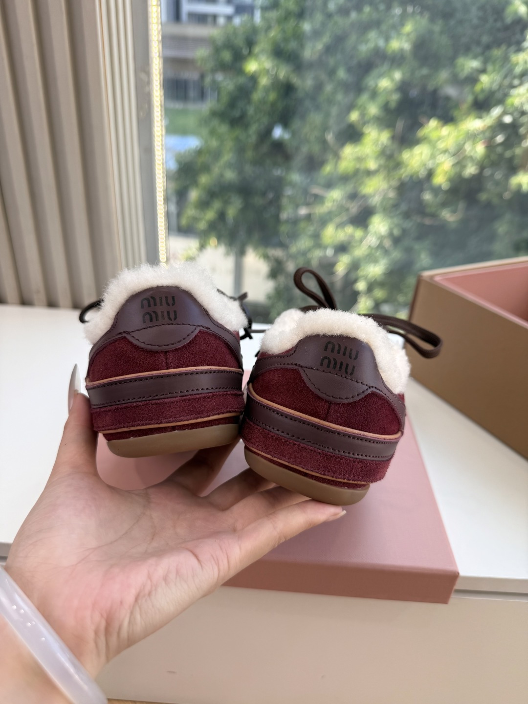 现货供应G086代购级别独家首发miumiu缪缪毛拖鞋新款棉鞋毛毛靴来自Miu Miu系列的细节特写 新季的潮流要素 与