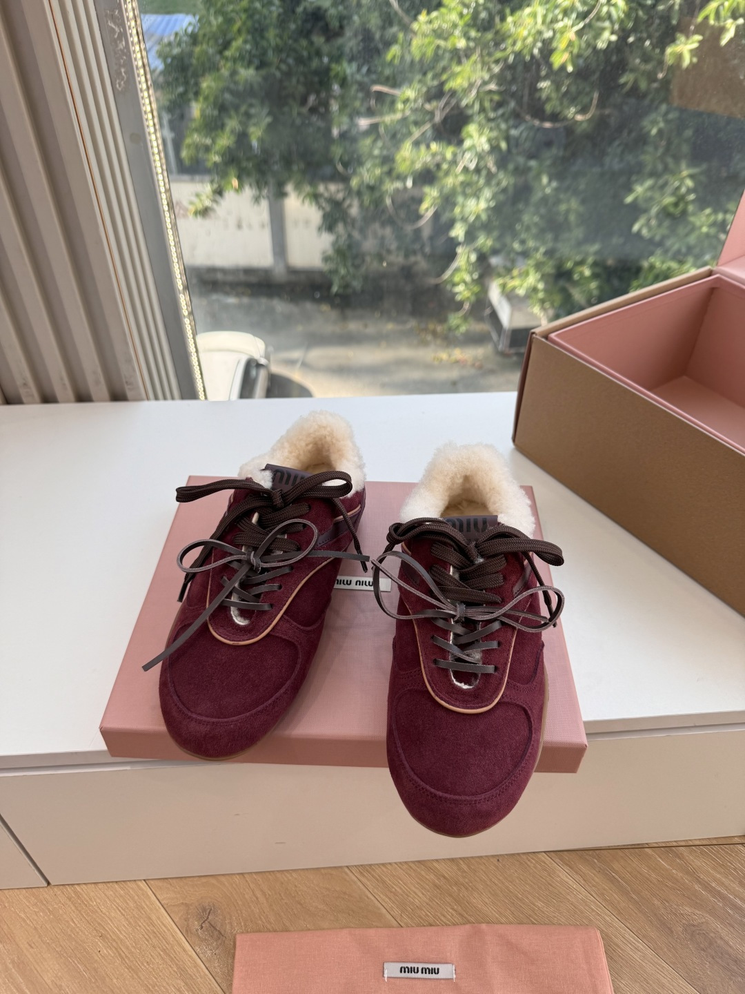 现货供应G086代购级别独家首发miumiu缪缪毛拖鞋新款棉鞋毛毛靴来自Miu Miu系列的细节特写 新季的潮流要素 与