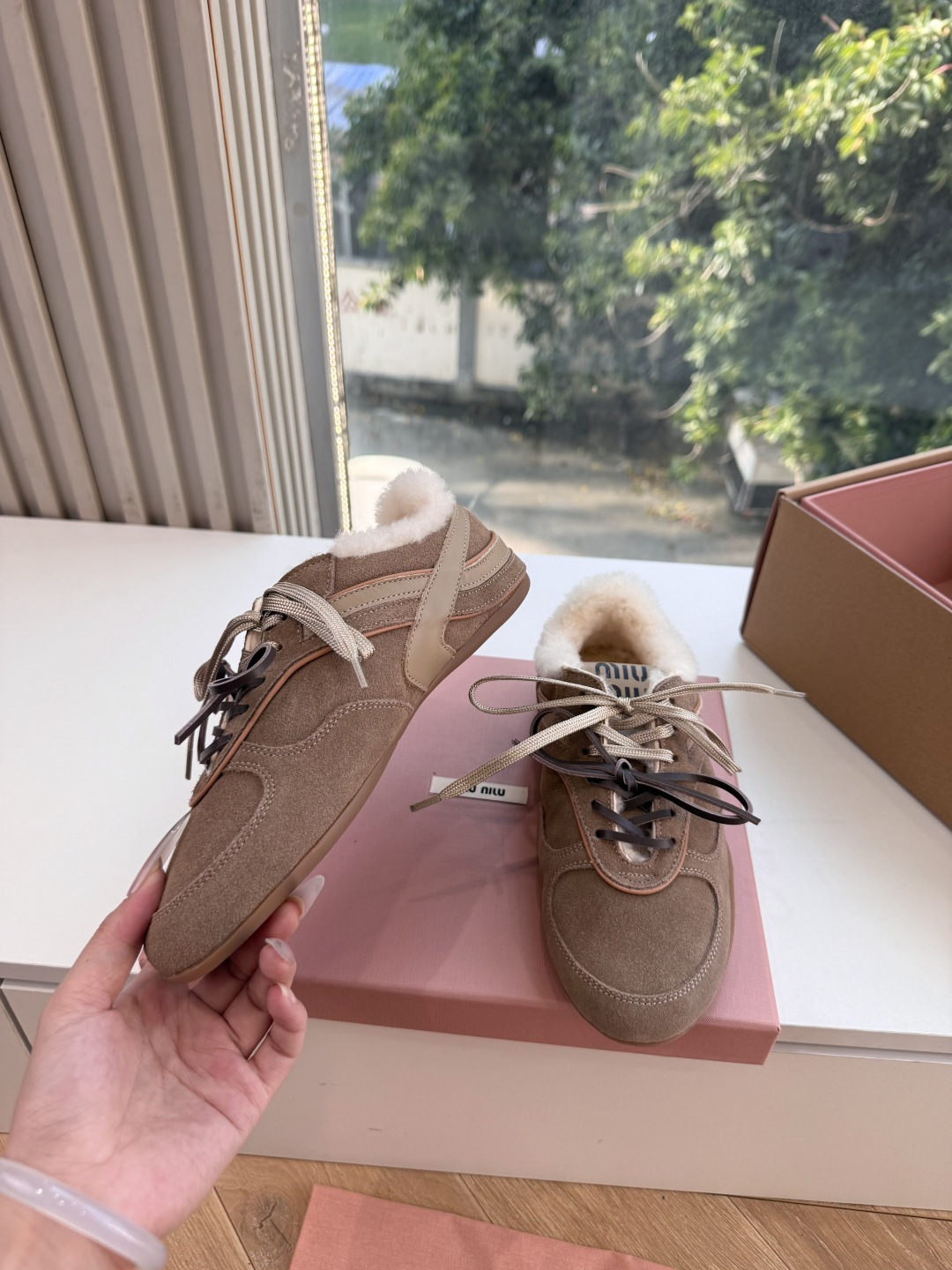 现货供应G086代购级别独家首发miumiu缪缪毛拖鞋新款棉鞋毛毛靴来自Miu Miu系列的细节特写 新季的潮流要素 与