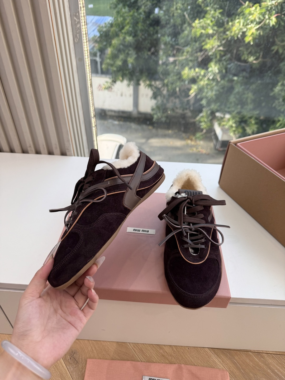 现货供应G086代购级别独家首发miumiu缪缪毛拖鞋新款棉鞋毛毛靴来自Miu Miu系列的细节特写 新季的潮流要素 与