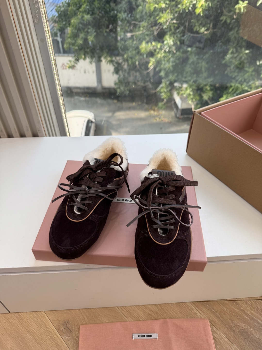 现货供应G086代购级别独家首发miumiu缪缪毛拖鞋新款棉鞋毛毛靴来自Miu Miu系列的细节特写 新季的潮流要素 与