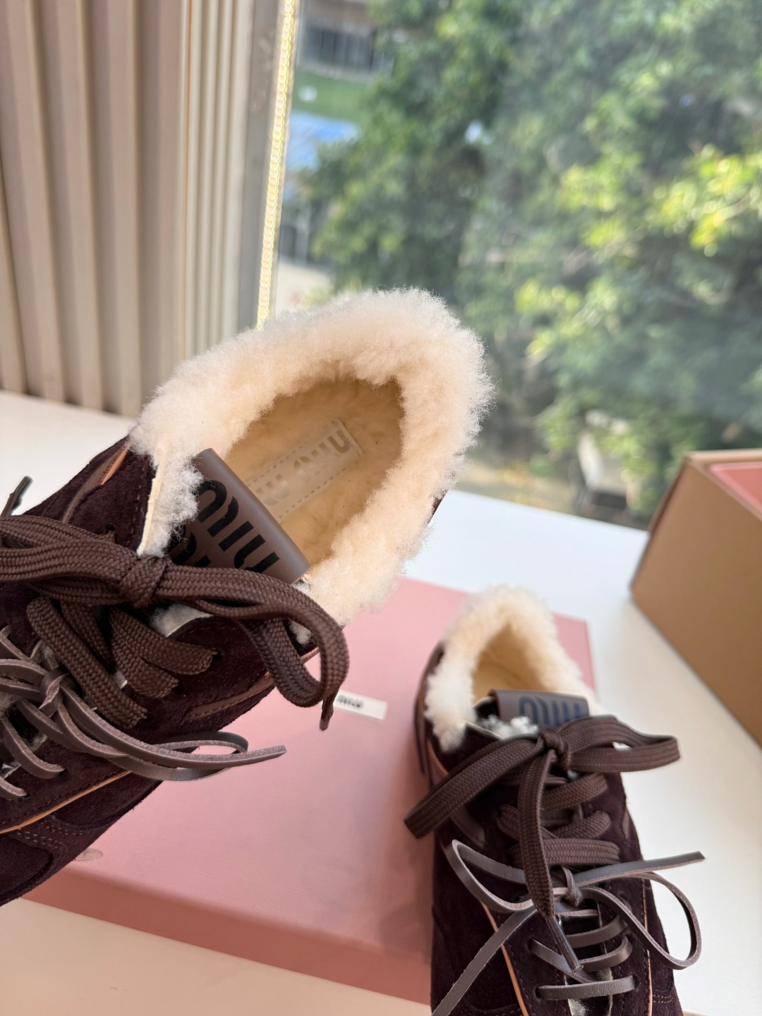 现货供应G086代购级别独家首发miumiu缪缪毛拖鞋新款棉鞋毛毛靴来自Miu Miu系列的细节特写 新季的潮流要素 与