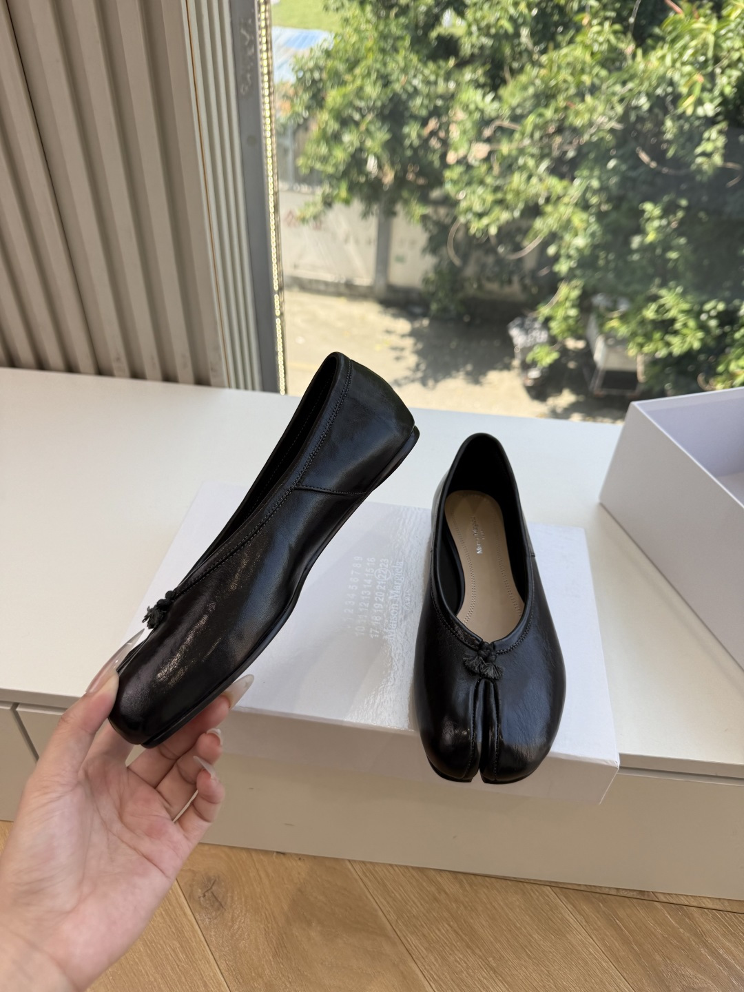 G027顶级品质Maison Margiel*26ss早秋新款分趾玛丽珍平底擦色单鞋 自带复古氛围感，经典分趾鞋型搭配一