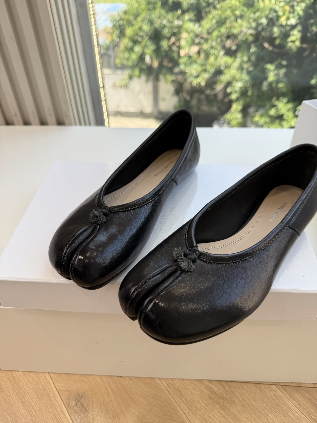 G027顶级品质Maison Margiel*26ss早秋新款分趾玛丽珍平底擦色单鞋 自带复古氛围感，经典分趾鞋型搭配一