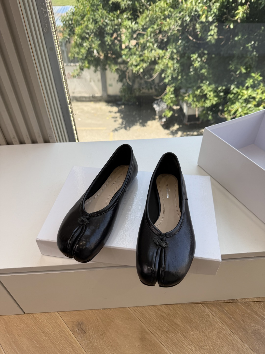 G027顶级品质Maison Margiel*26ss早秋新款分趾玛丽珍平底擦色单鞋 自带复古氛围感，经典分趾鞋型搭配一