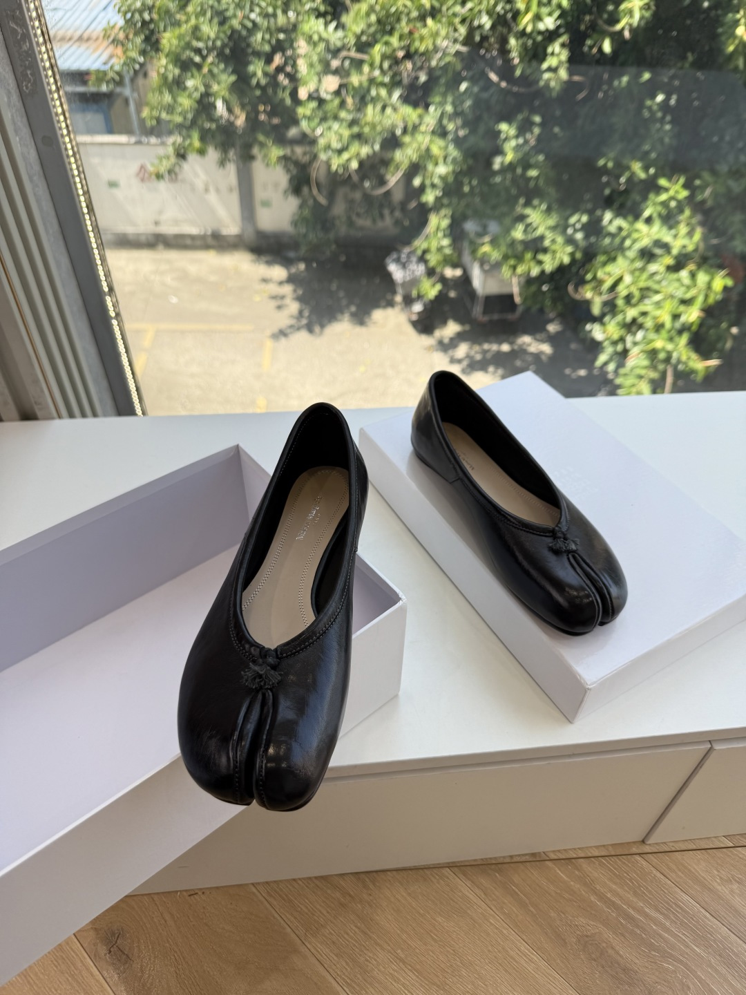 G027顶级品质Maison Margiel*26ss早秋新款分趾玛丽珍平底擦色单鞋 自带复古氛围感，经典分趾鞋型搭配一