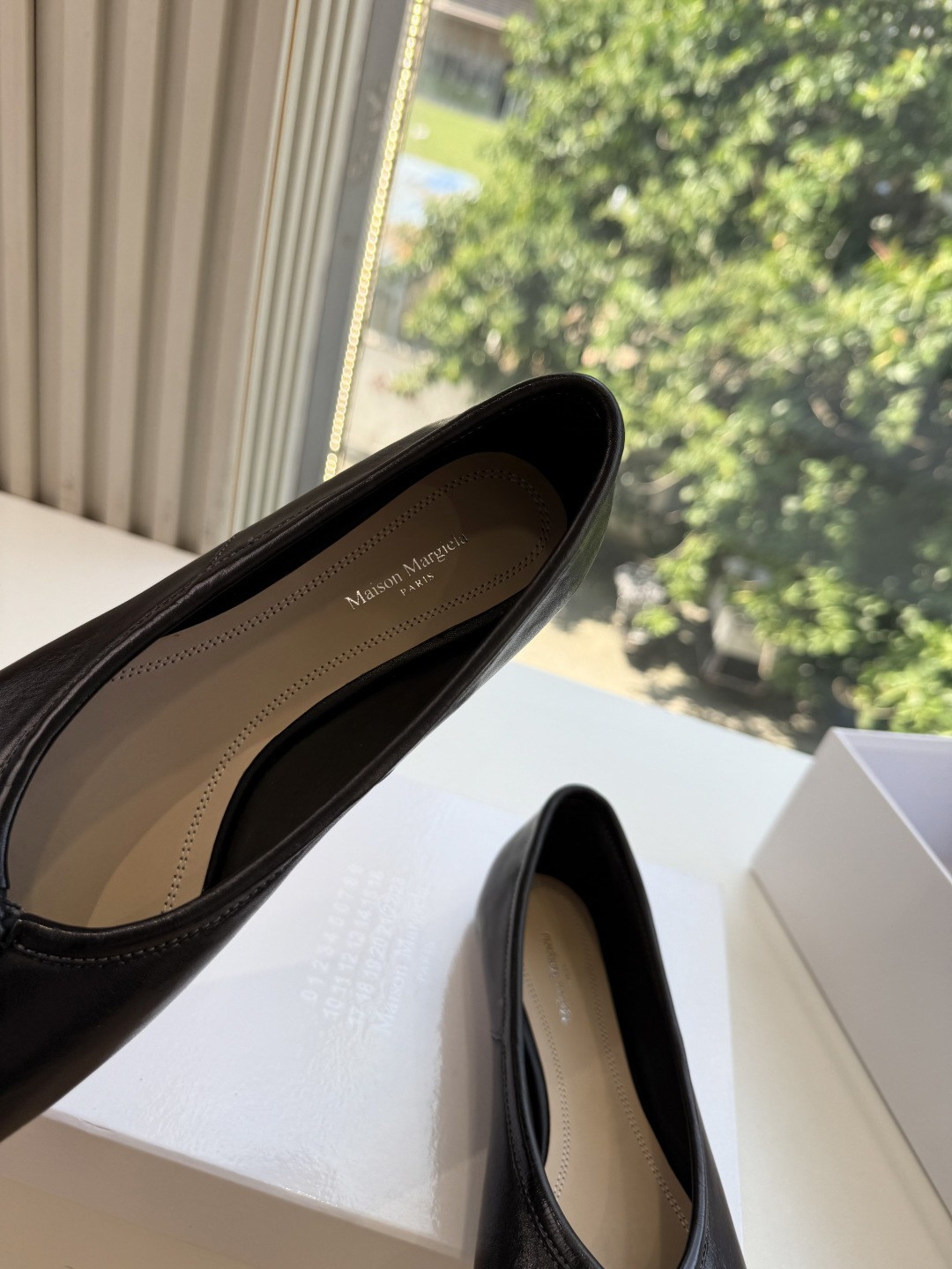 G027顶级品质Maison Margiel*26ss早秋新款分趾玛丽珍平底擦色单鞋 自带复古氛围感，经典分趾鞋型搭配一