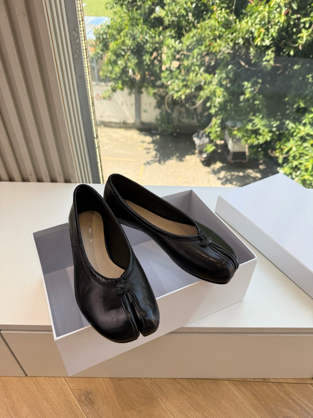 G027顶级品质Maison Margiel*26ss早秋新款分趾玛丽珍平底擦色单鞋 自带复古氛围感，经典分趾鞋型搭配一
