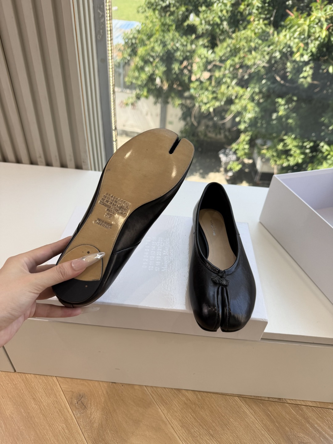 G027顶级品质Maison Margiel*26ss早秋新款分趾玛丽珍平底擦色单鞋 自带复古氛围感，经典分趾鞋型搭配一