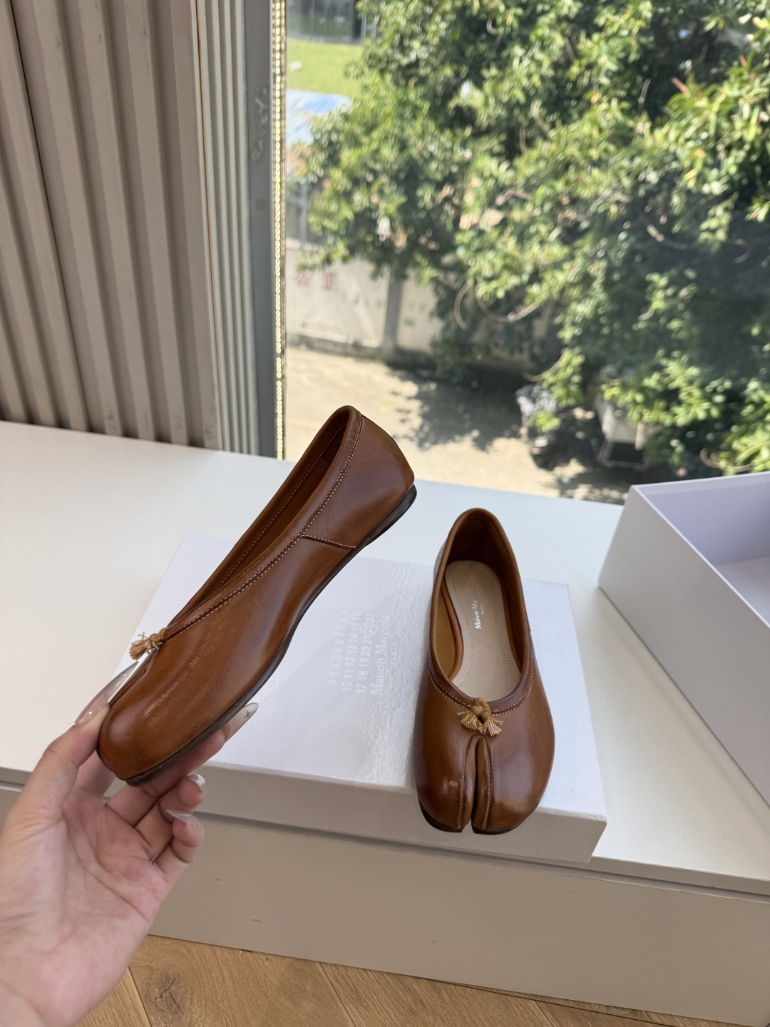 G027顶级品质Maison Margiel*26ss早秋新款分趾玛丽珍平底擦色单鞋 自带复古氛围感，经典分趾鞋型搭配一