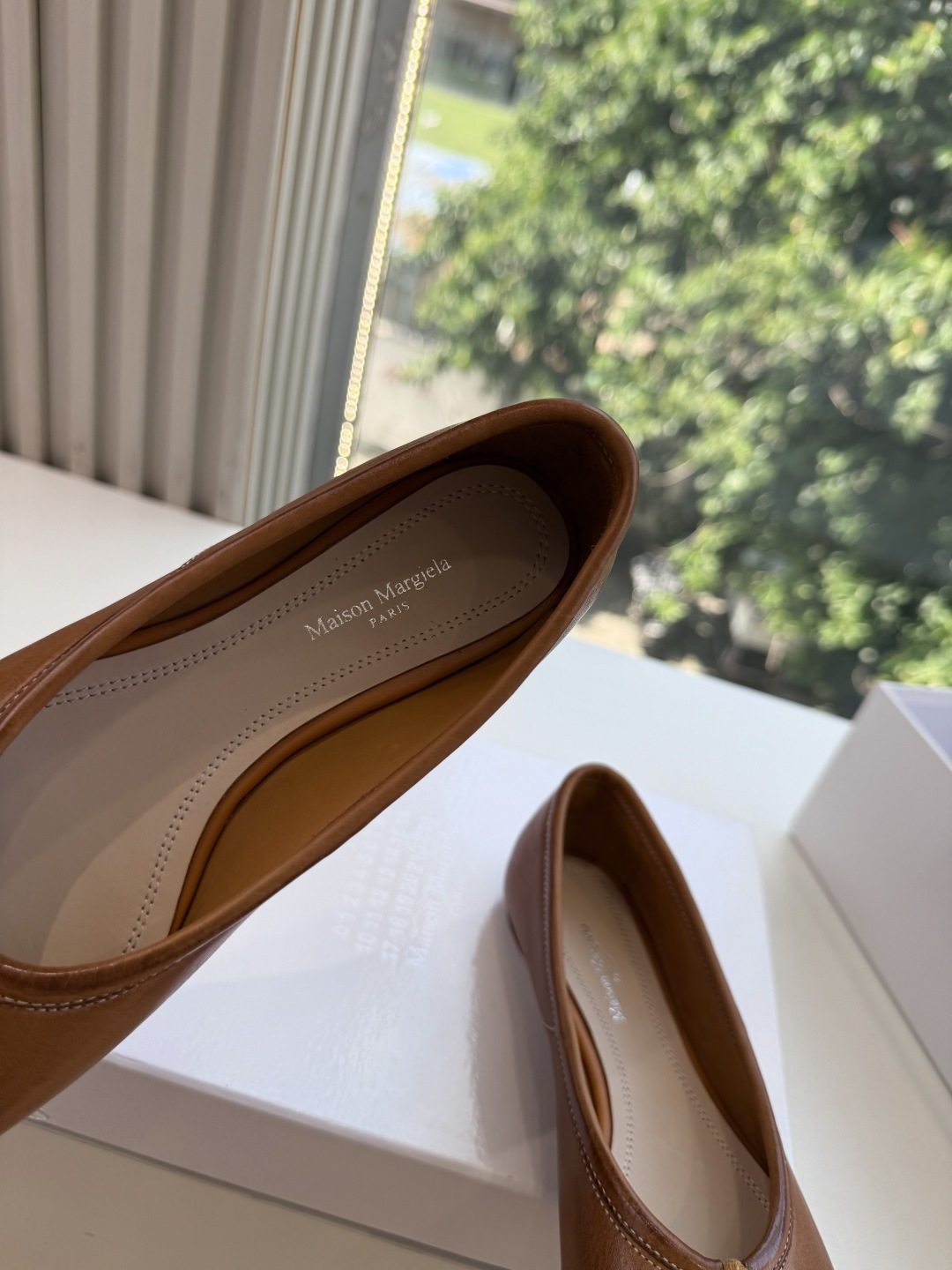 G027顶级品质Maison Margiel*26ss早秋新款分趾玛丽珍平底擦色单鞋 自带复古氛围感，经典分趾鞋型搭配一