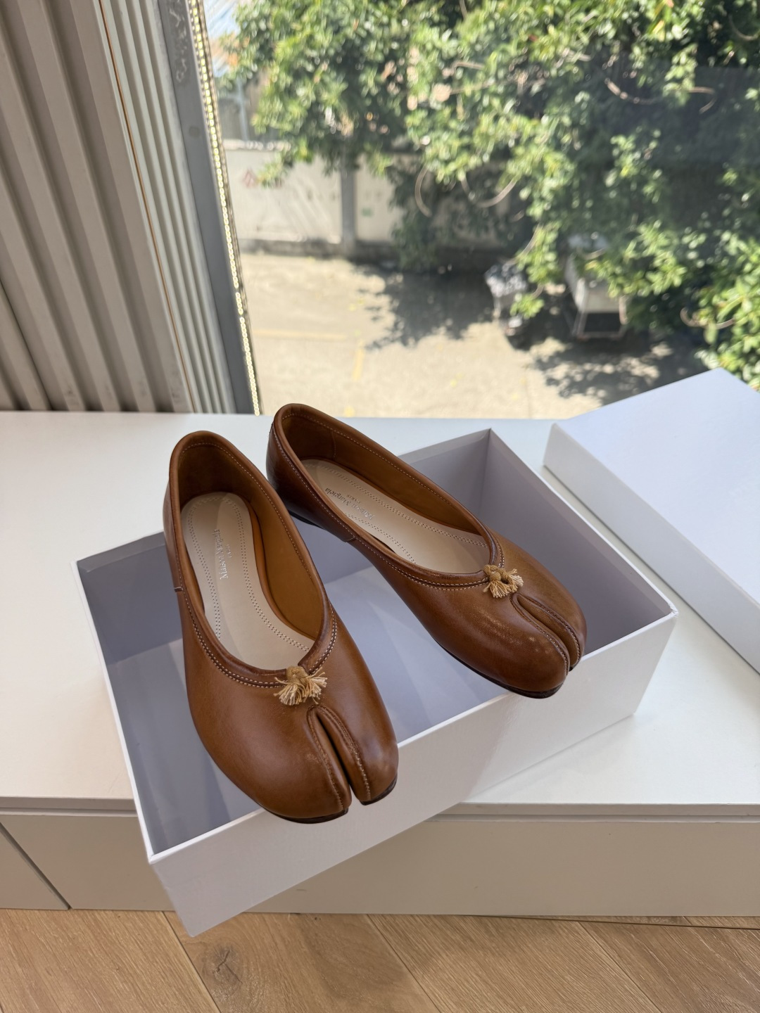 G027顶级品质Maison Margiel*26ss早秋新款分趾玛丽珍平底擦色单鞋 自带复古氛围感，经典分趾鞋型搭配一