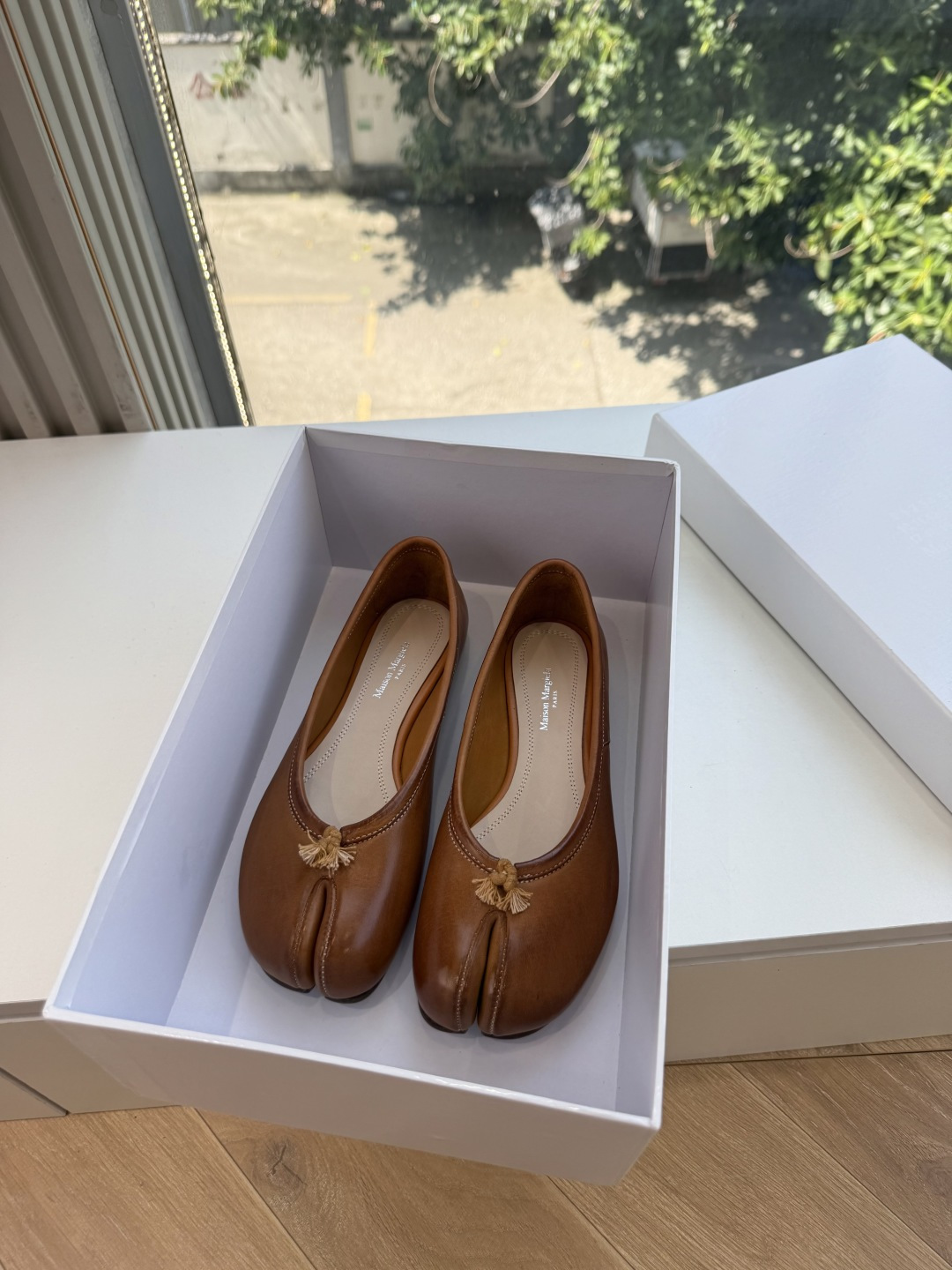 G027顶级品质Maison Margiel*26ss早秋新款分趾玛丽珍平底擦色单鞋 自带复古氛围感，经典分趾鞋型搭配一