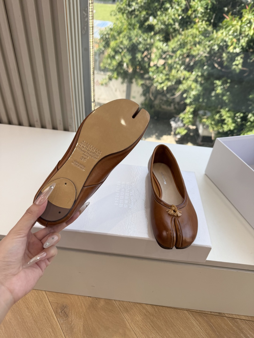 G027顶级品质Maison Margiel*26ss早秋新款分趾玛丽珍平底擦色单鞋 自带复古氛围感，经典分趾鞋型搭配一