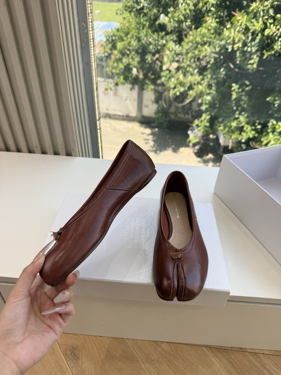G027顶级品质Maison Margiel*26ss早秋新款分趾玛丽珍平底擦色单鞋 自带复古氛围感，经典分趾鞋型搭配一