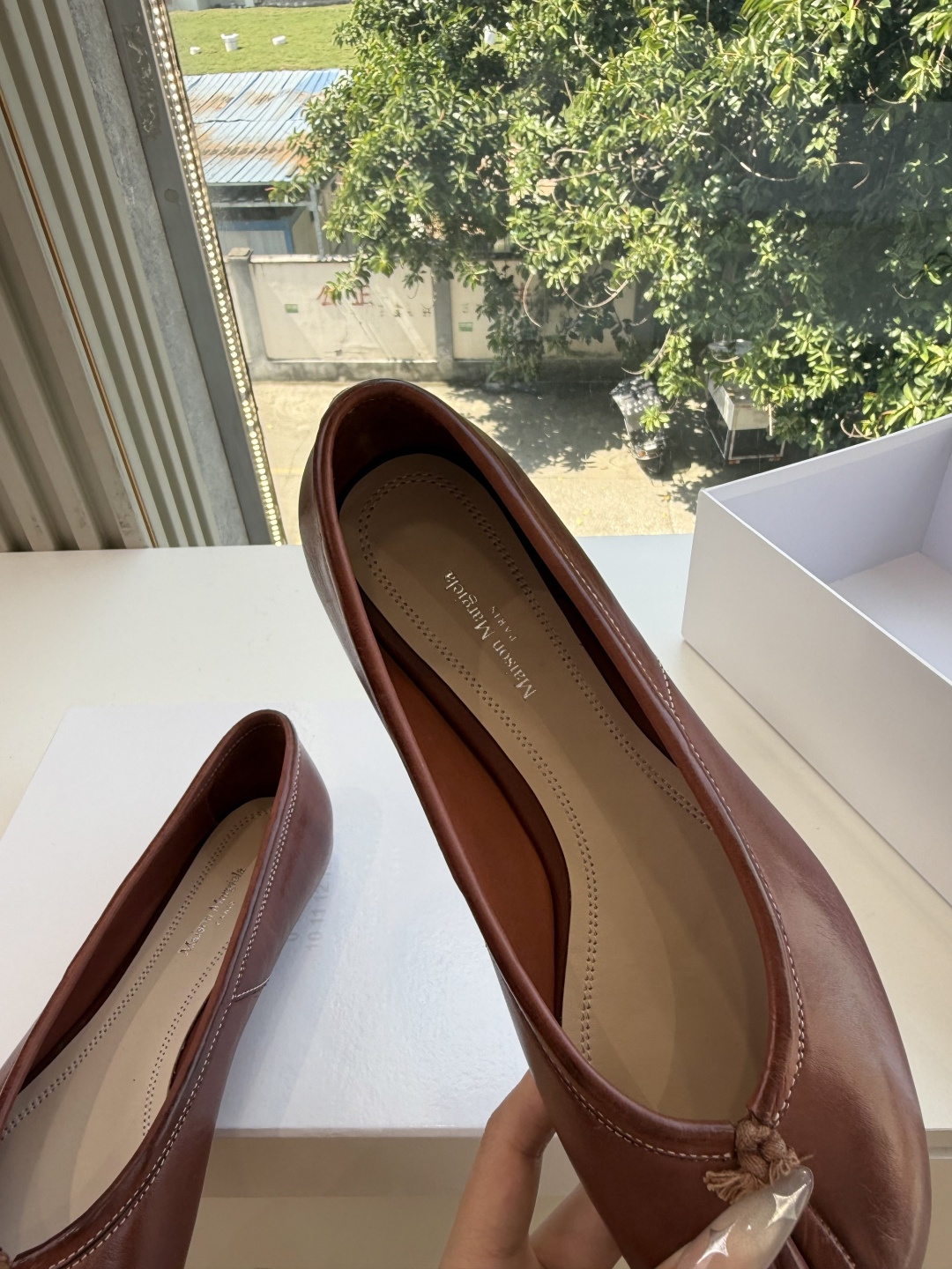 G027顶级品质Maison Margiel*26ss早秋新款分趾玛丽珍平底擦色单鞋 自带复古氛围感，经典分趾鞋型搭配一