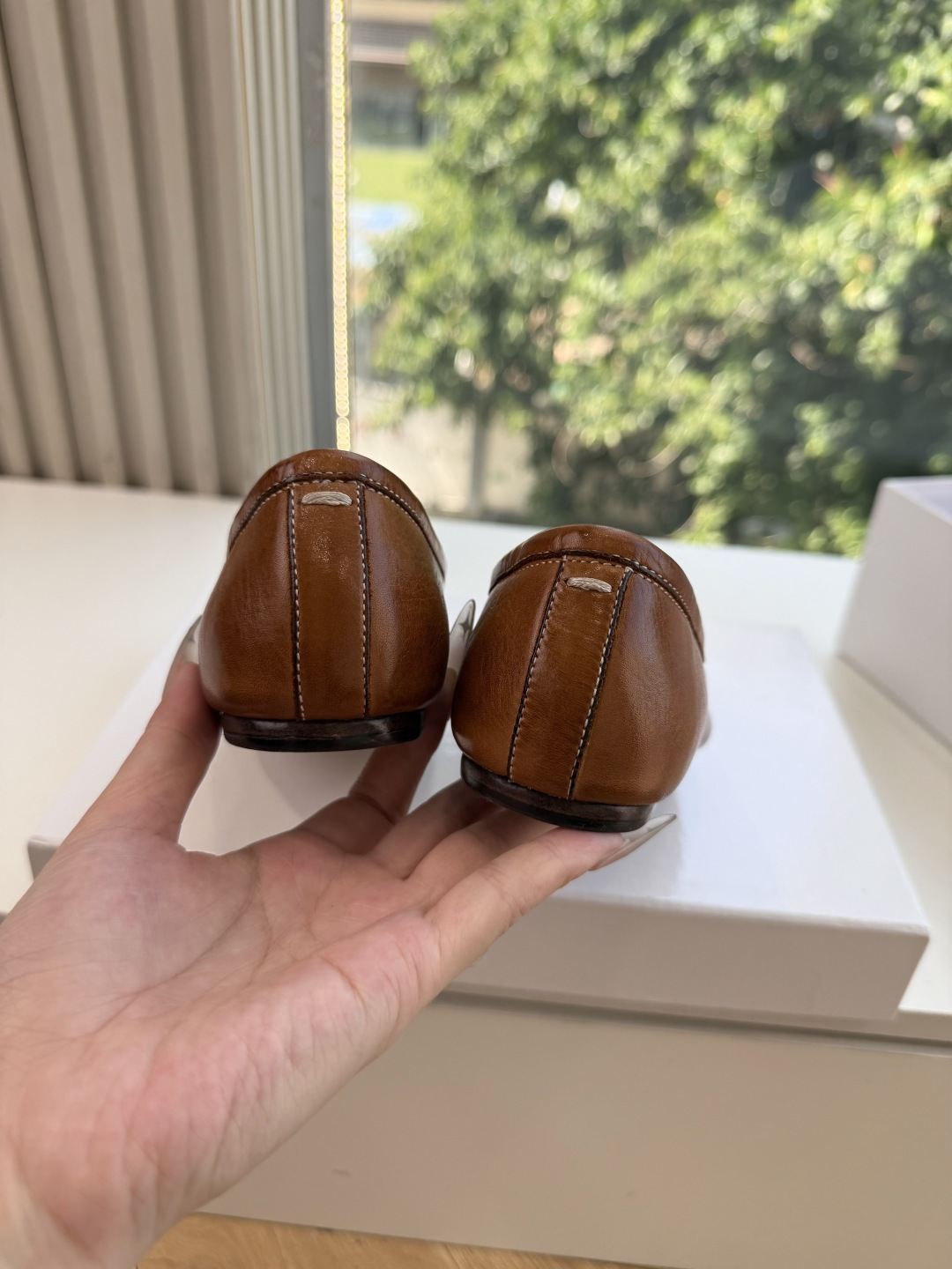 G027顶级品质Maison Margiel*26ss早秋新款分趾玛丽珍平底擦色单鞋 自带复古氛围感，经典分趾鞋型搭配一
