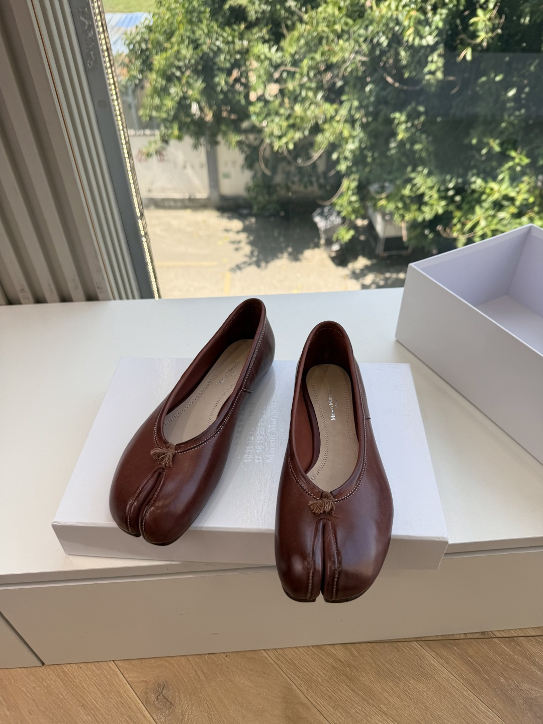 G027顶级品质Maison Margiel*26ss早秋新款分趾玛丽珍平底擦色单鞋 自带复古氛围感，经典分趾鞋型搭配一