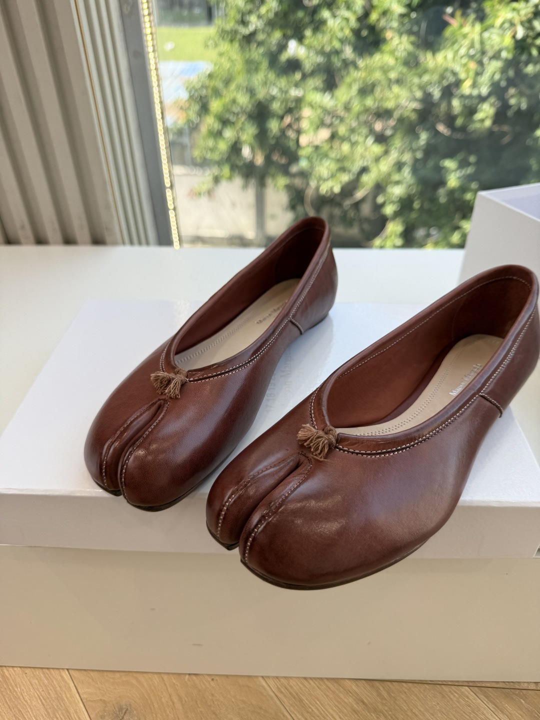 G027顶级品质Maison Margiel*26ss早秋新款分趾玛丽珍平底擦色单鞋 自带复古氛围感，经典分趾鞋型搭配一