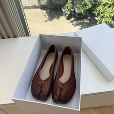 G027顶级品质Maison Margiel*26ss早秋新款分趾玛丽珍平底擦色单鞋 自带复古氛围感,经典分趾鞋型搭配一 G027顶级品质Maison Margiel*26ss早秋新款分趾玛丽珍平底擦色单鞋 自带复古氛围感,经典分趾鞋型搭配一