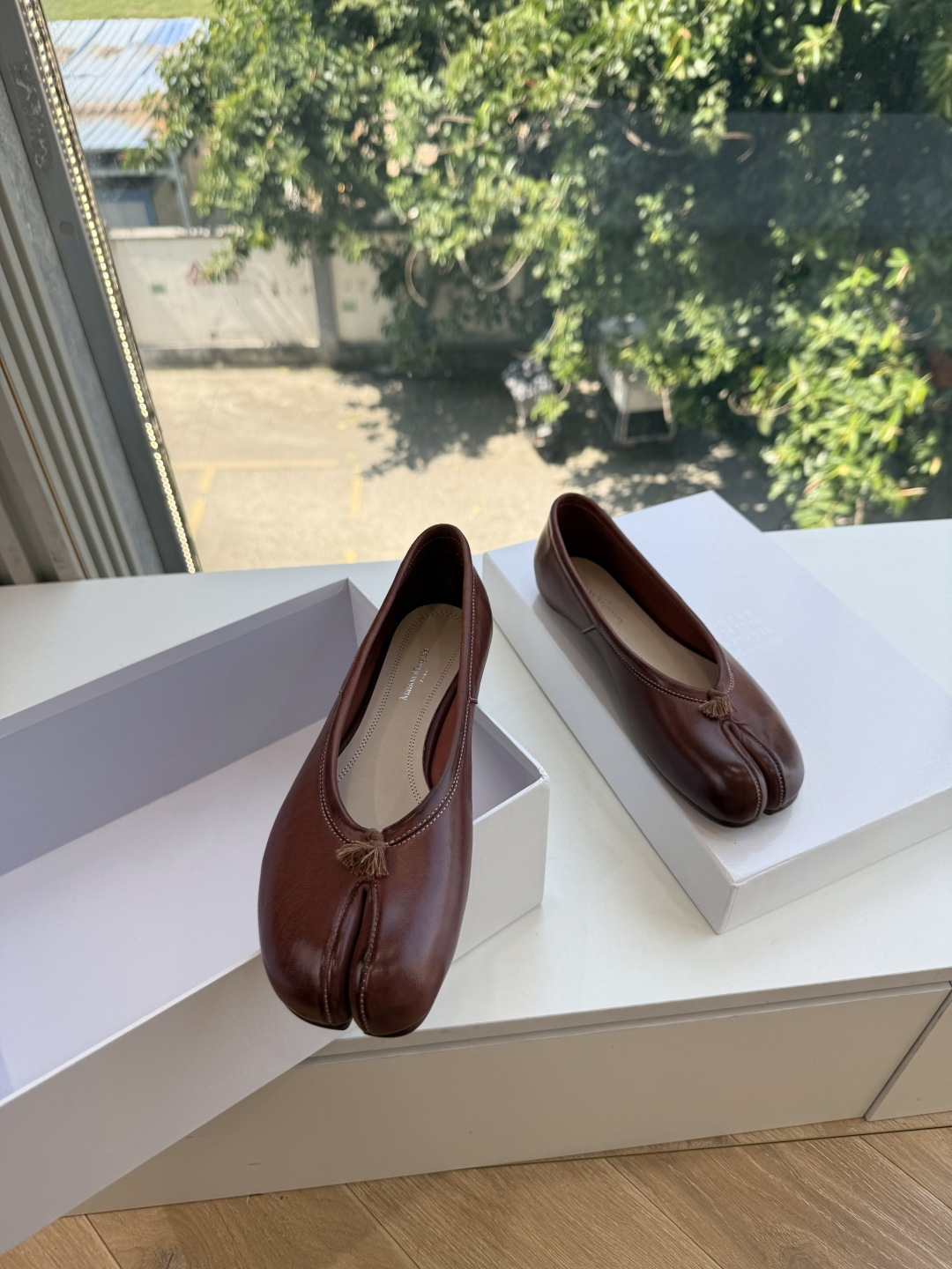G027顶级品质Maison Margiel*26ss早秋新款分趾玛丽珍平底擦色单鞋 自带复古氛围感，经典分趾鞋型搭配一