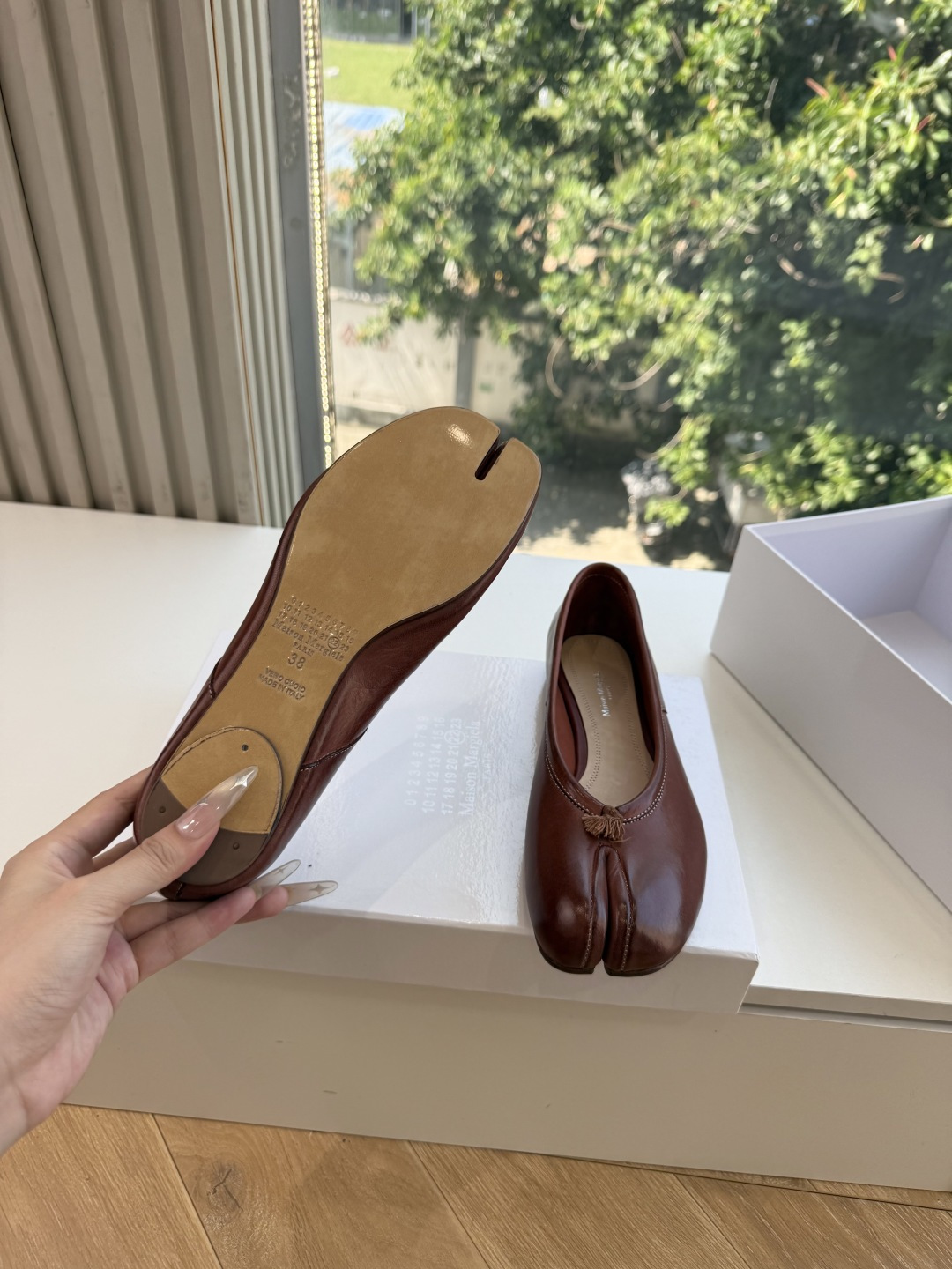 G027顶级品质Maison Margiel*26ss早秋新款分趾玛丽珍平底擦色单鞋 自带复古氛围感，经典分趾鞋型搭配一