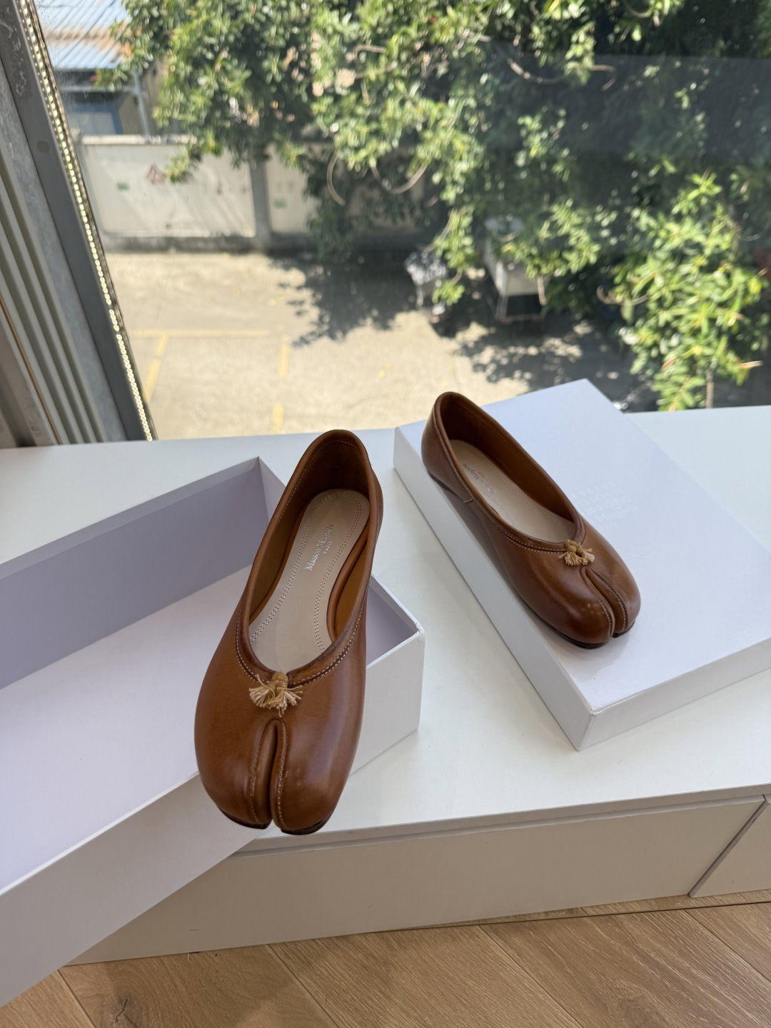 G027顶级品质Maison Margiel*26ss早秋新款分趾玛丽珍平底擦色单鞋 自带复古氛围感，经典分趾鞋型搭配一