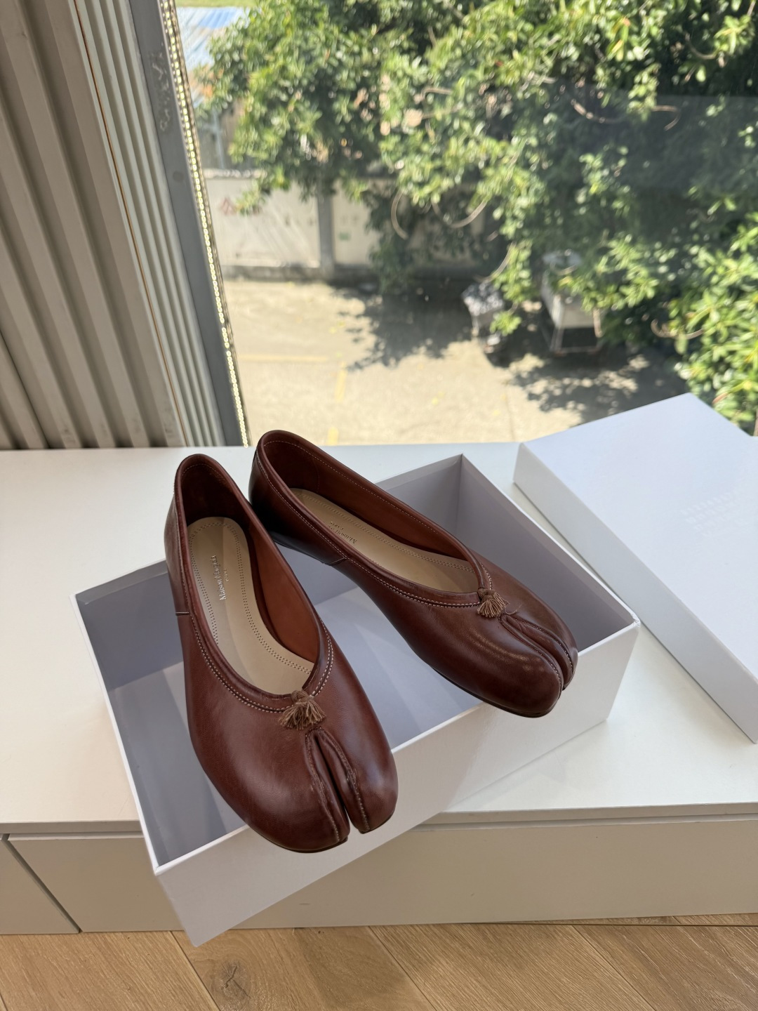 G027顶级品质Maison Margiel*26ss早秋新款分趾玛丽珍平底擦色单鞋 自带复古氛围感，经典分趾鞋型搭配一