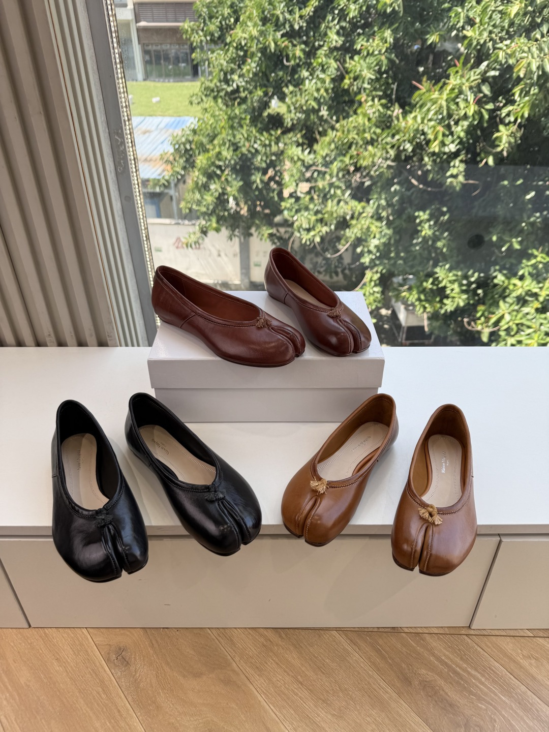 G027顶级品质Maison Margiel*26ss早秋新款分趾玛丽珍平底擦色单鞋 自带复古氛围感，经典分趾鞋型搭配一