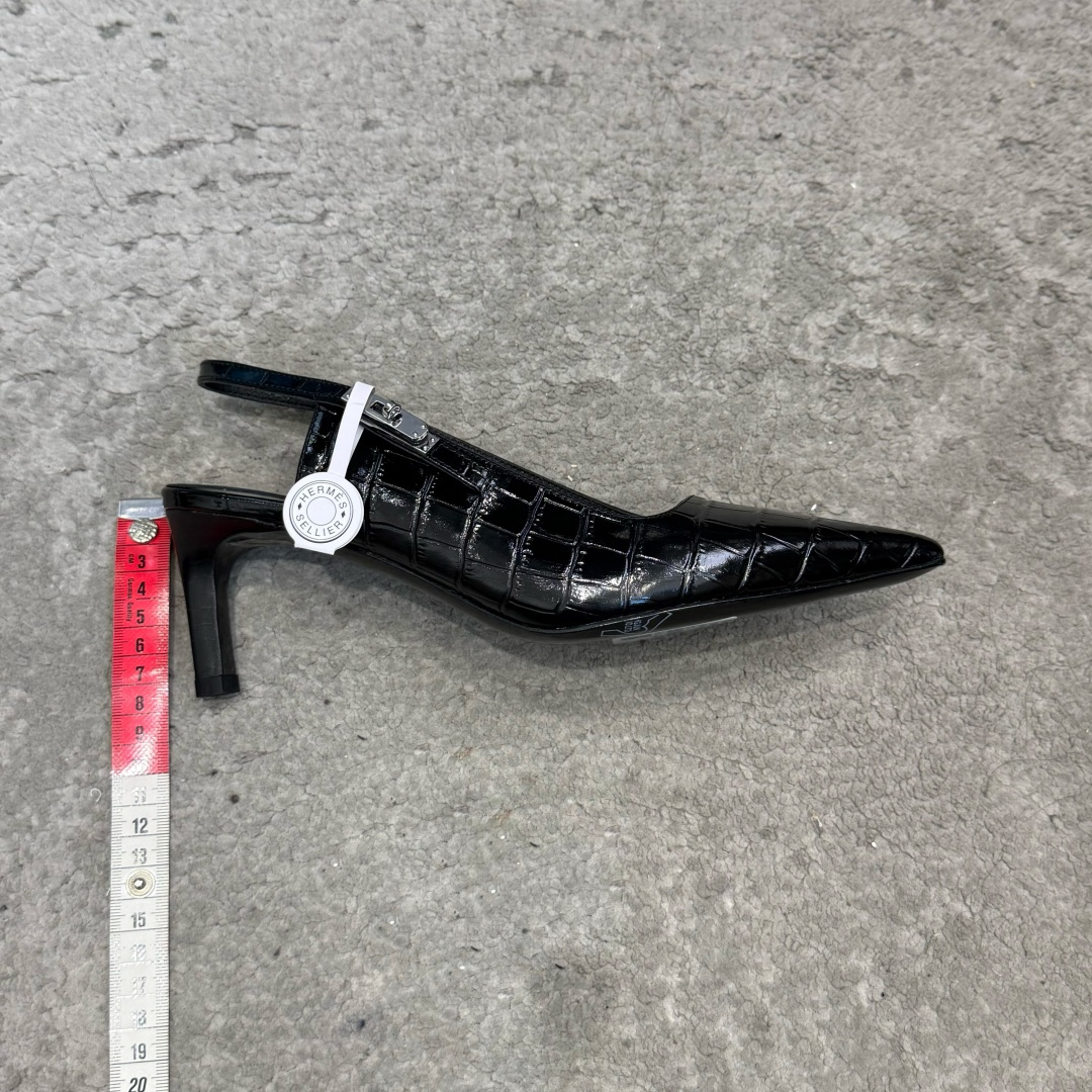 顶级品质G393所见即所得顶级品质Hermes爱马仕春夏最新kelly扣时装玛丽珍乐福鞋经典的版型 搭配极具辨识度的马家