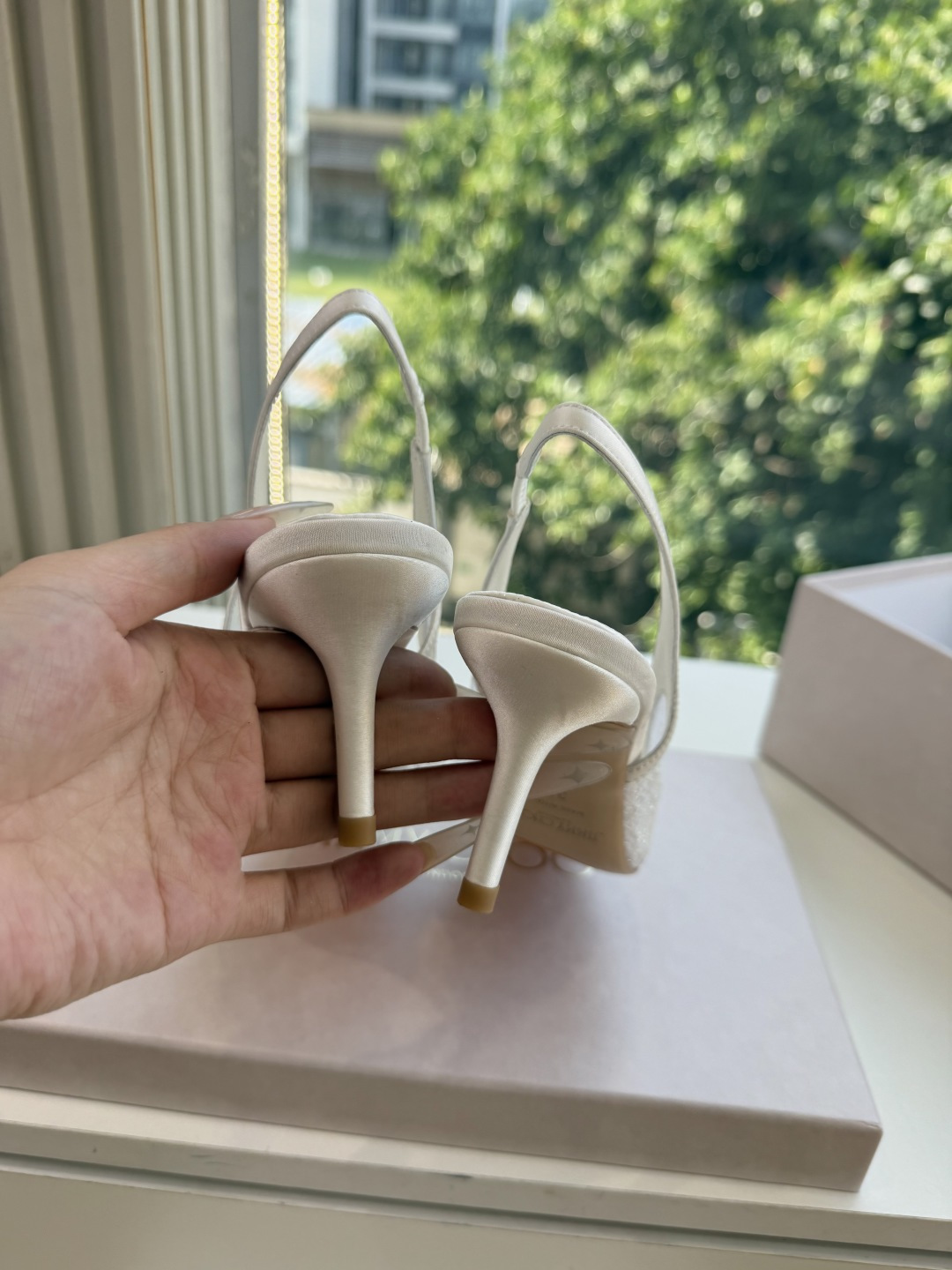 G987所见即所得JimmyCho*吉米周爆品高跟凉鞋高跟鞋  这也太仙了叭，像艺术品一样美到窒息的很生动形象，很温柔很