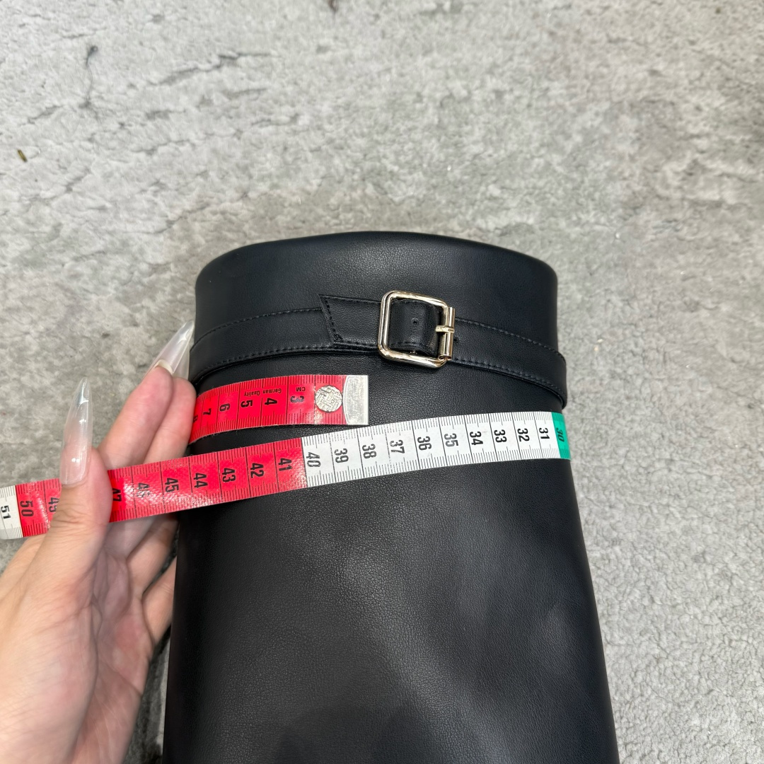 G012😀代购级别CHANEL 香奈儿*小香秋冬新款裤靴字母骑士靴库靴这款骑士靴真的是帅气时尚的代表，靴筒Chanel字