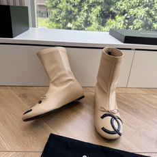 G238所得CHANE*|小香新品学习在米兰时尚的T台上 亮相便艳惊四座 成功晋升为潮流人士的梦中情靴 。 经典的双C标 G238所得CHANE*|小香新品学习在米兰时尚的T台上 亮相便艳惊四座 成功晋升为潮流人士的梦中情靴 。 经典的双C标