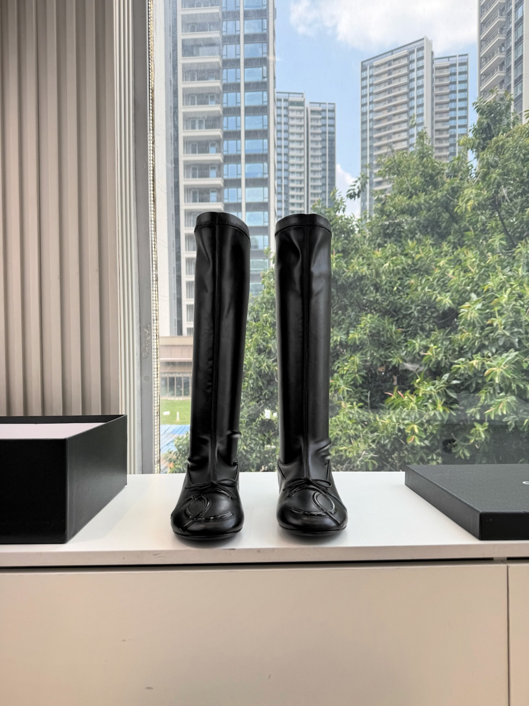 G238所得CHANE*|小香新品学习在米兰时尚的T台上 亮相便艳惊四座 成功晋升为潮流人士的梦中情靴 。 经典的双C标 G238所得CHANE*|小香新品学习在米兰时尚的T台上 亮相便艳惊四座 成功晋升为潮流人士的梦中情靴 。 经典的双C标