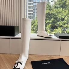 G238所得CHANE*|小香新品学习在米兰时尚的T台上 亮相便艳惊四座 成功晋升为潮流人士的梦中情靴 。 经典的双C标 G238所得CHANE*|小香新品学习在米兰时尚的T台上 亮相便艳惊四座 成功晋升为潮流人士的梦中情靴 。 经典的双C标