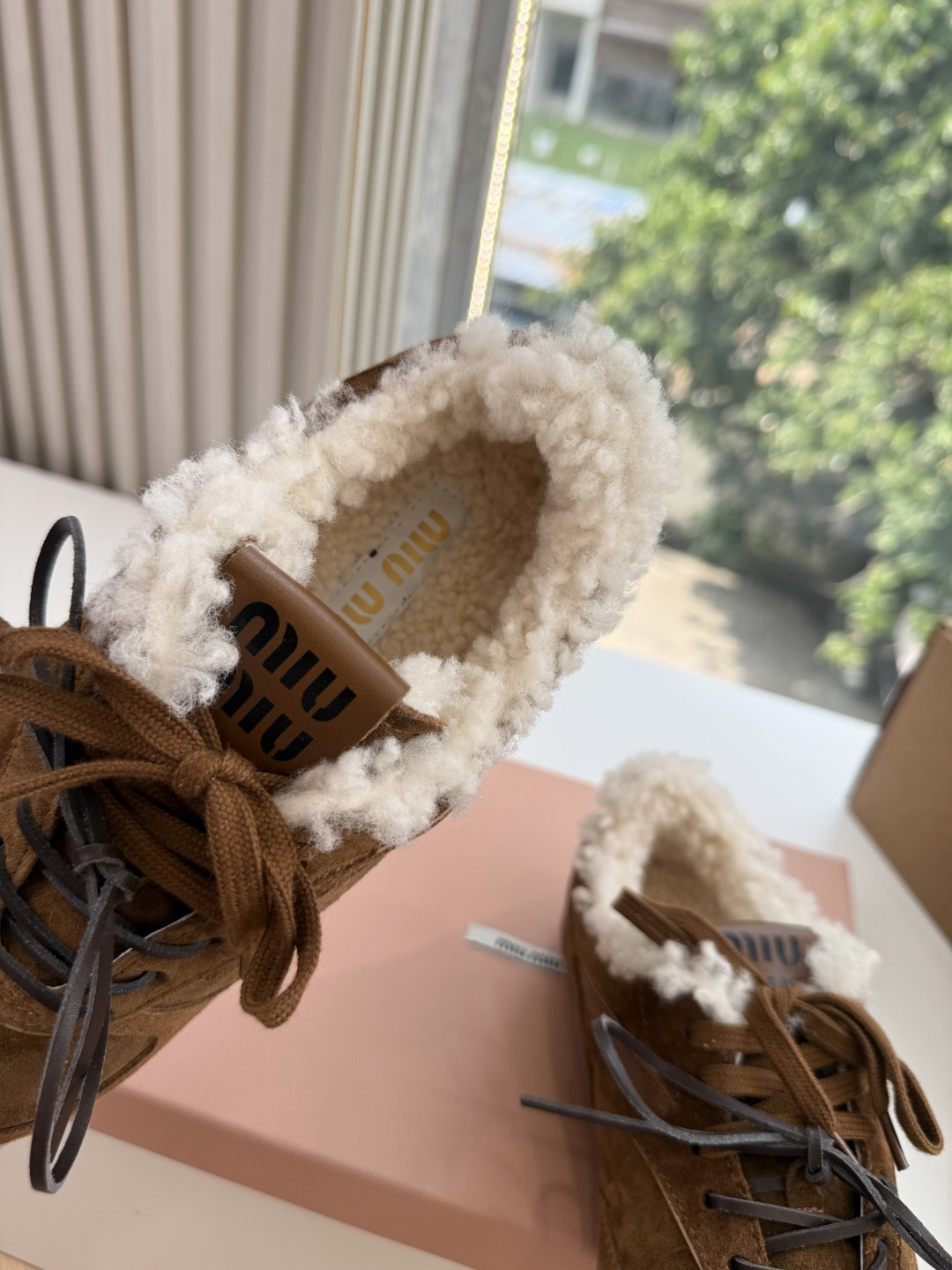 G027代购级别独家首发miumiu缪缪新款棉鞋毛毛靴来自Miu Miu系列的细节特写 新季的潮流要素 与此刻挚爱的概念