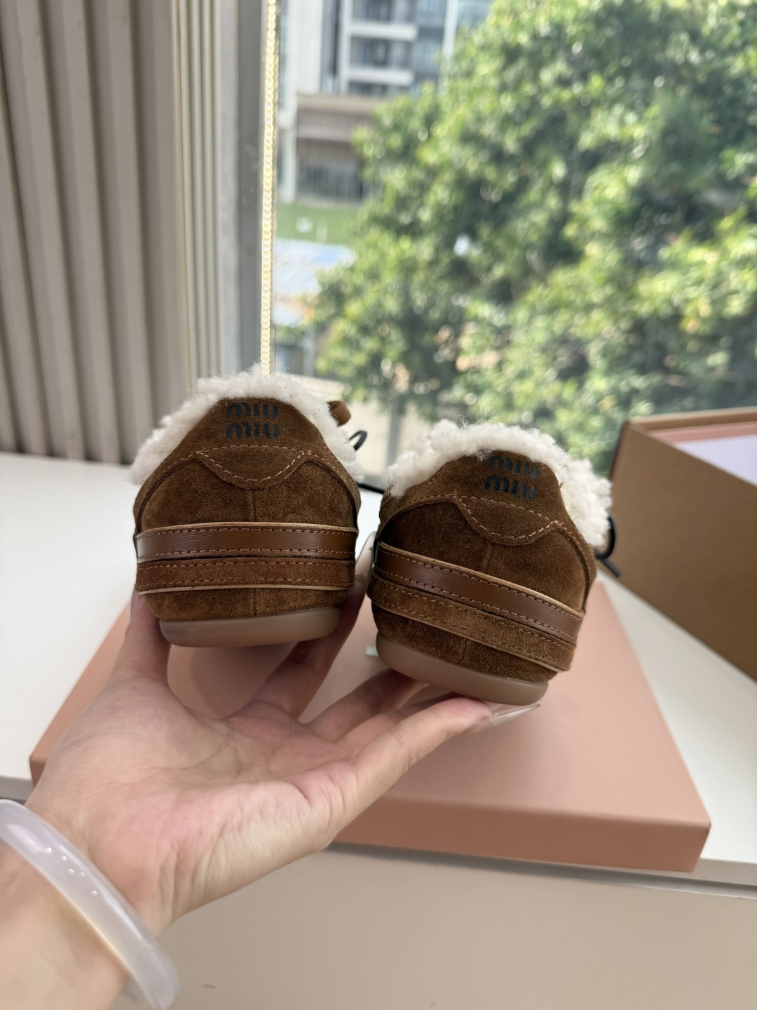 G027代购级别独家首发miumiu缪缪新款棉鞋毛毛靴来自Miu Miu系列的细节特写 新季的潮流要素 与此刻挚爱的概念