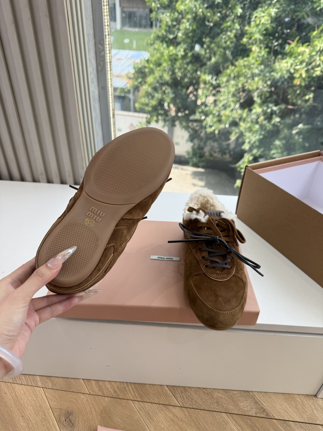 G027代购级别独家首发miumiu缪缪新款棉鞋毛毛靴来自Miu Miu系列的细节特写 新季的潮流要素 与此刻挚爱的概念