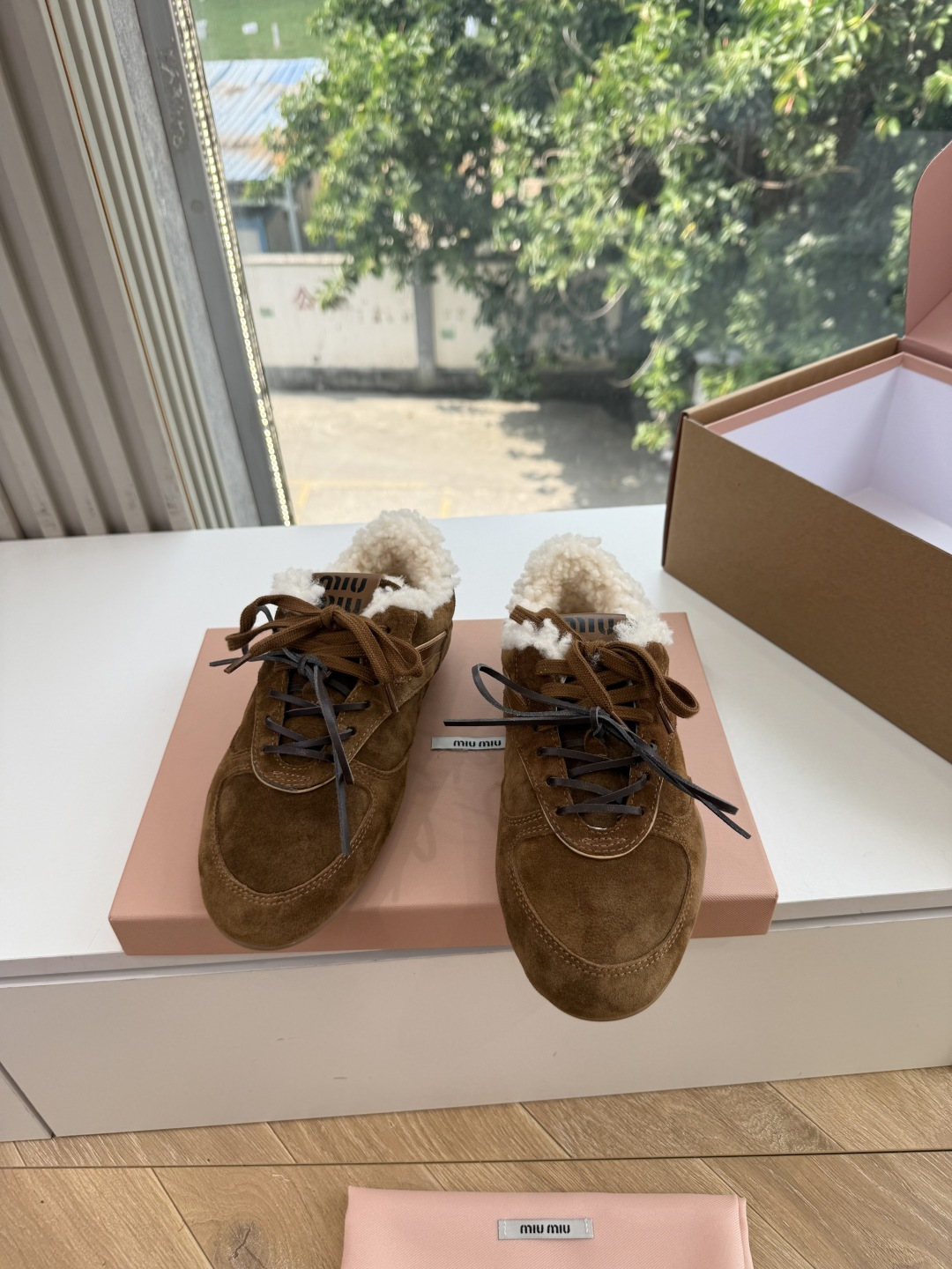 G027代购级别独家首发miumiu缪缪新款棉鞋毛毛靴来自Miu Miu系列的细节特写 新季的潮流要素 与此刻挚爱的概念