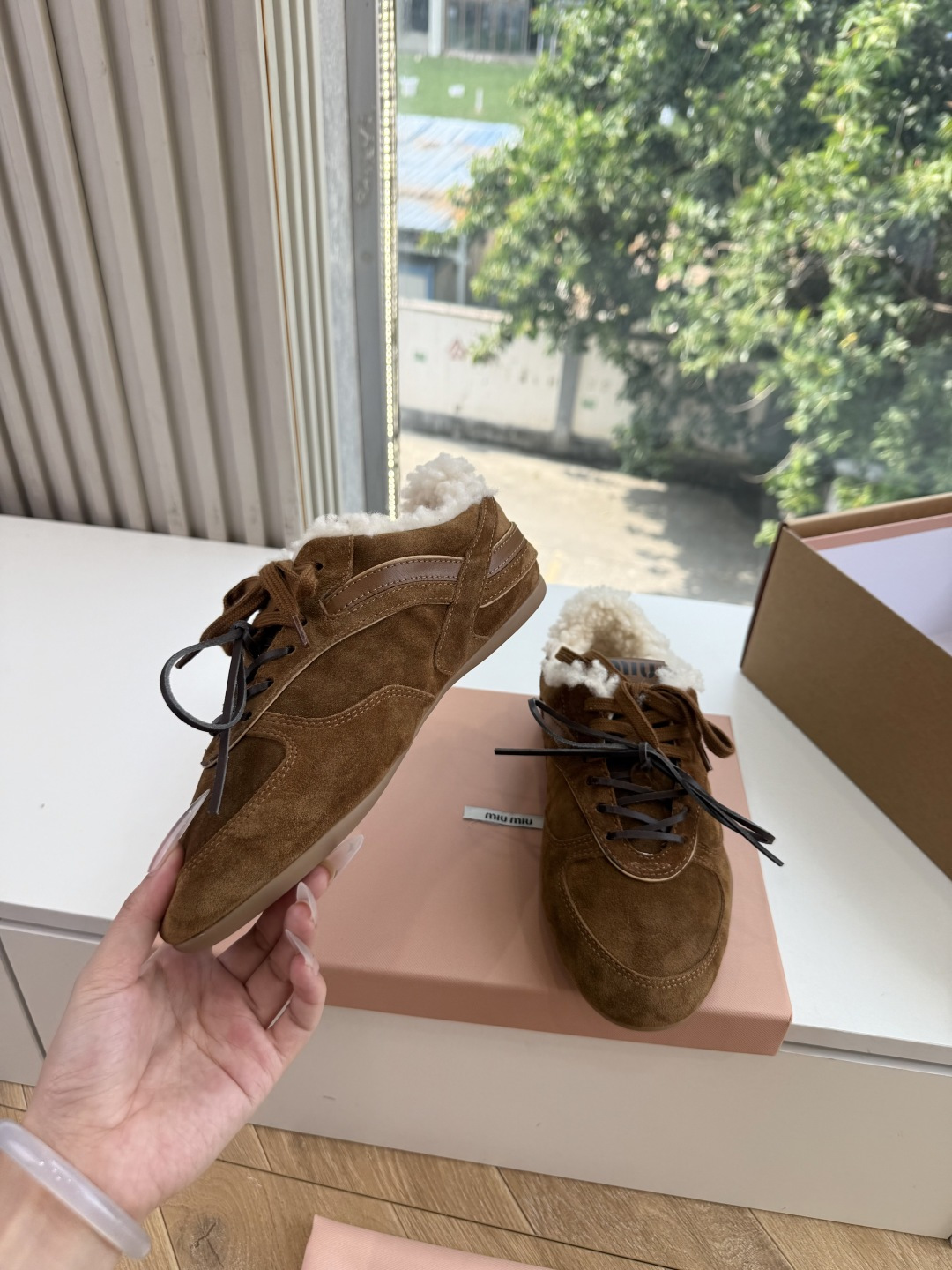G027代购级别独家首发miumiu缪缪新款棉鞋毛毛靴来自Miu Miu系列的细节特写 新季的潮流要素 与此刻挚爱的概念