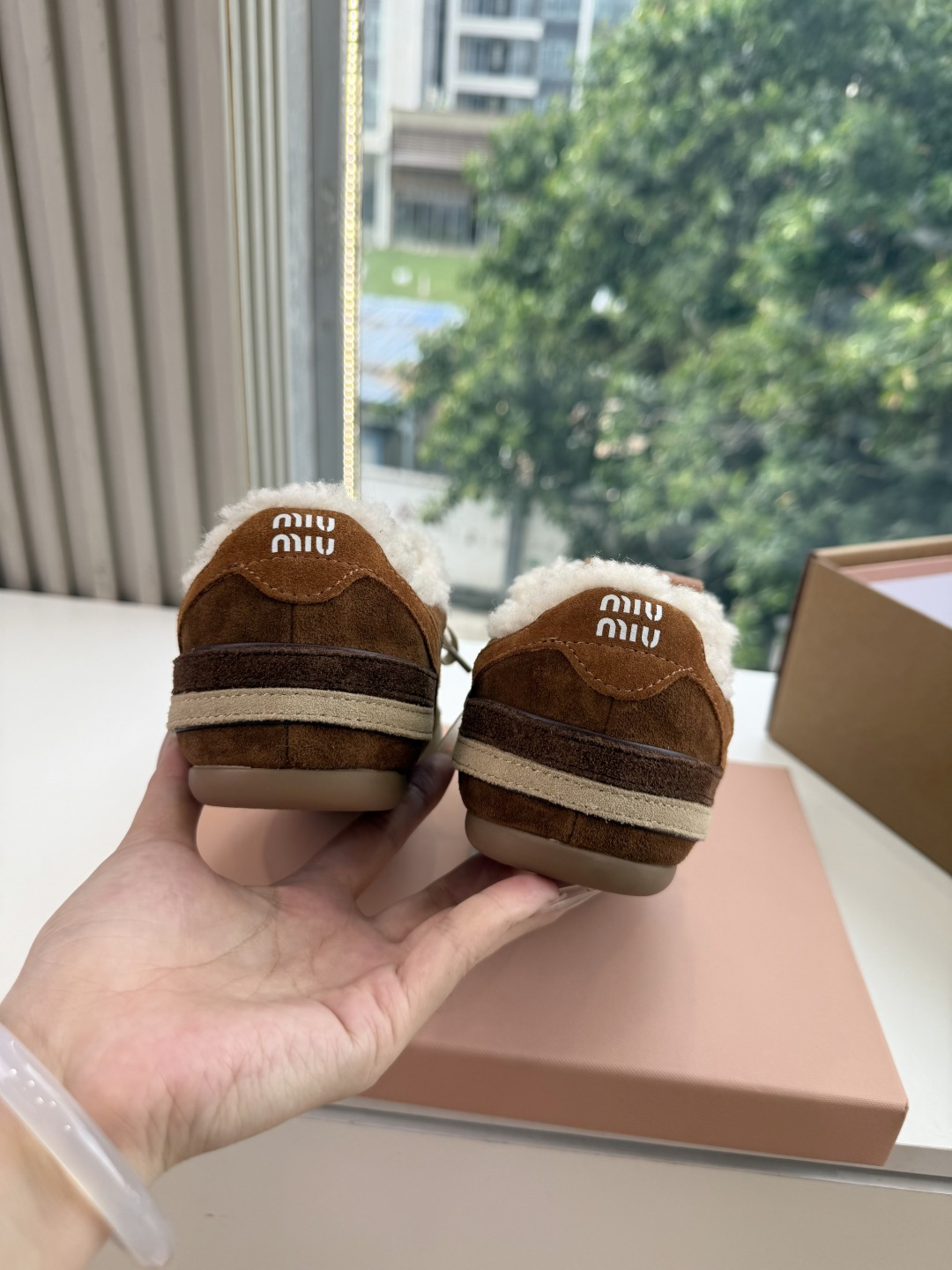 G027代购级别独家首发miumiu缪缪新款棉鞋毛毛靴来自Miu Miu系列的细节特写 新季的潮流要素 与此刻挚爱的概念
