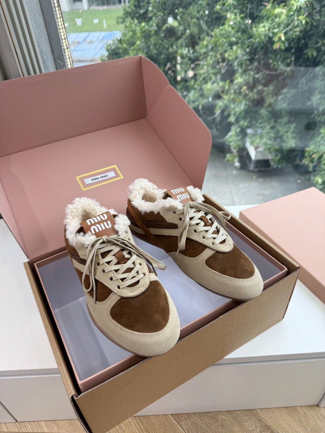 G027代购级别独家首发miumiu缪缪新款棉鞋毛毛靴来自Miu Miu系列的细节特写 新季的潮流要素 与此刻挚爱的概念
