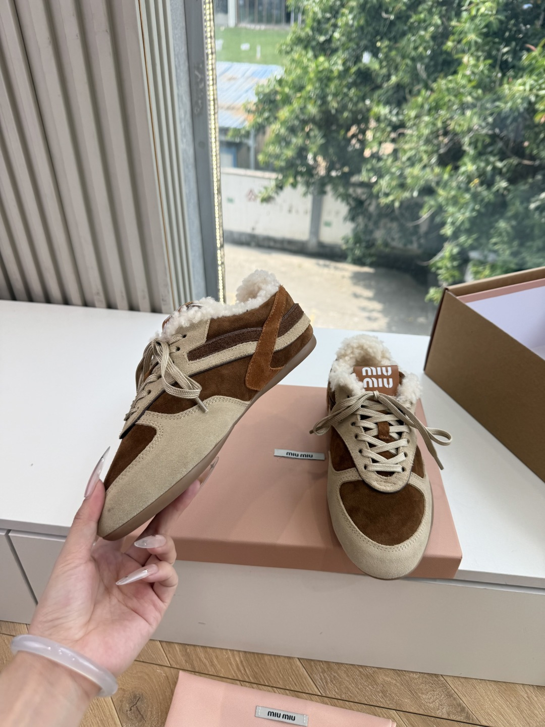 G027代购级别独家首发miumiu缪缪新款棉鞋毛毛靴来自Miu Miu系列的细节特写 新季的潮流要素 与此刻挚爱的概念